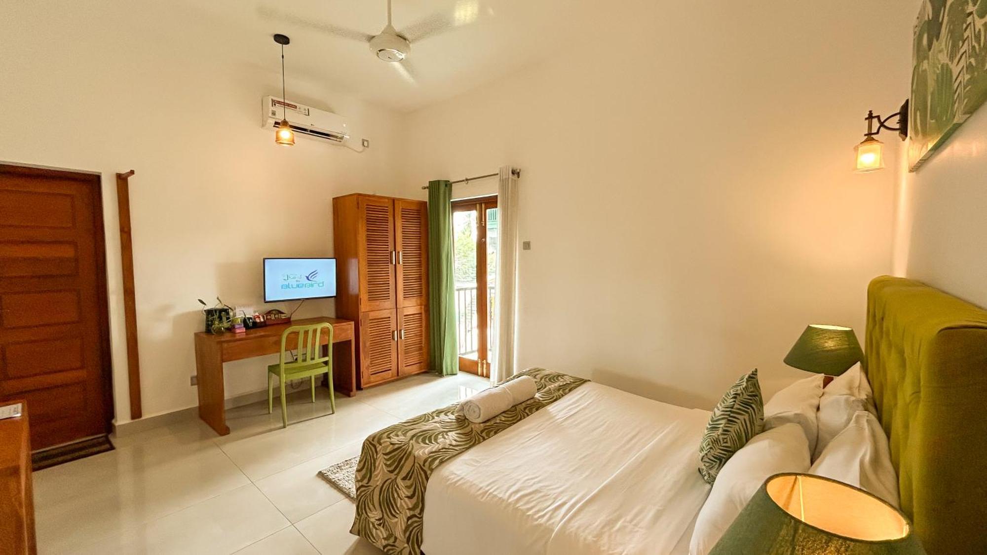 J Leaf Hotel By Blue Bird Negombo Exterior photo
