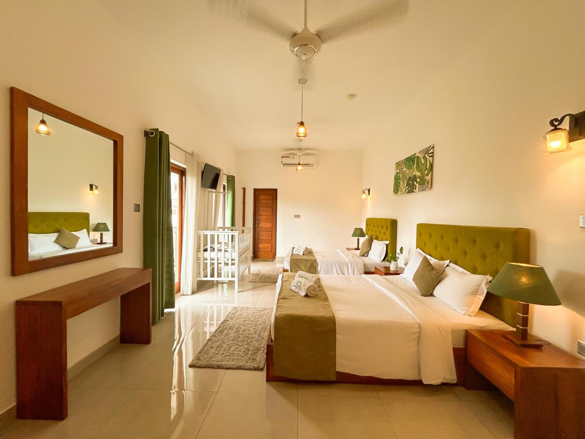 J Leaf Hotel By Blue Bird Negombo Exterior photo