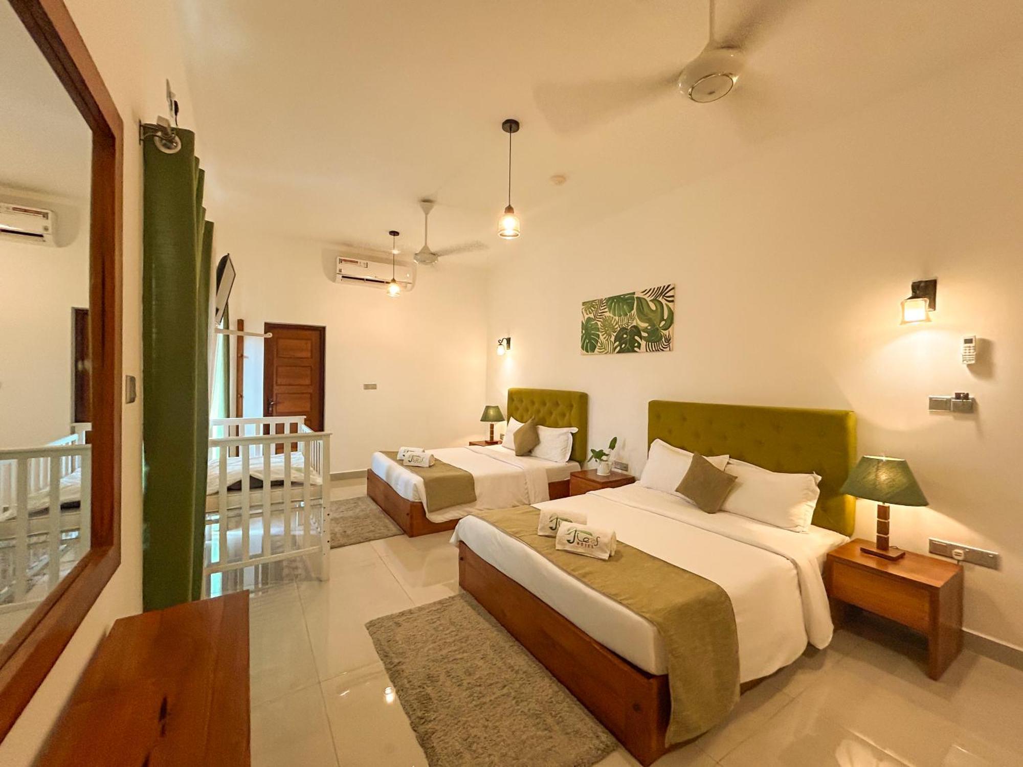 J Leaf Hotel By Blue Bird Negombo Exterior photo
